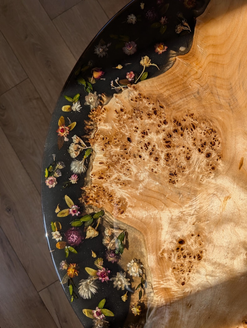 Blommigt svart soffbord i harts: Runt bord i epoxiträ med naturliga kanter bild 2