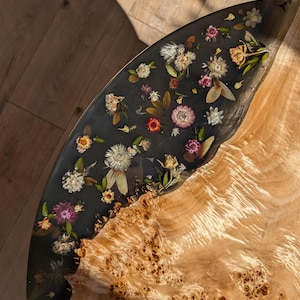 Blommigt svart soffbord i harts: Runt bord i epoxiträ med naturliga kanter bild 6