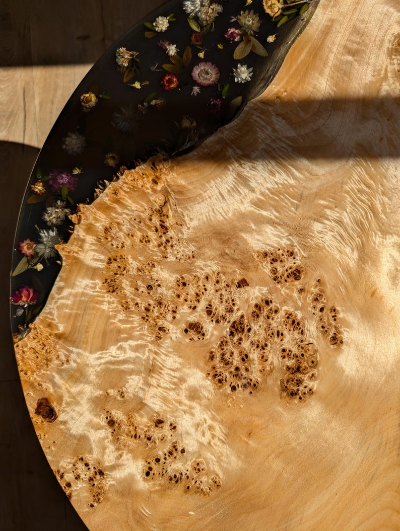 Blommigt svart soffbord i harts: Runt bord i epoxiträ med naturliga kanter bild 8
