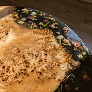 Blommigt svart soffbord i harts: Runt bord i epoxiträ med naturliga kanter bild 7
