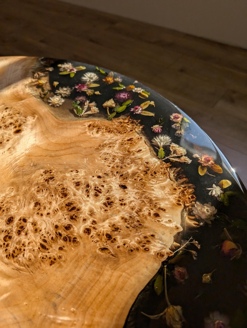 Blommigt svart soffbord i harts: Runt bord i epoxiträ med naturliga kanter bild 7