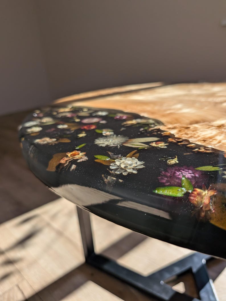 Blommigt svart soffbord i harts: Runt bord i epoxiträ med naturliga kanter bild 10