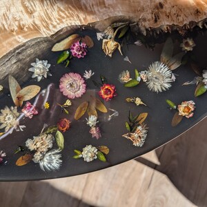 Blommigt svart soffbord i harts: Runt bord i epoxiträ med naturliga kanter bild 3