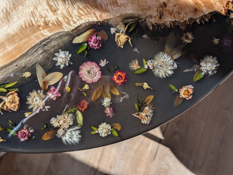 Blommigt svart soffbord i harts: Runt bord i epoxiträ med naturliga kanter bild 3