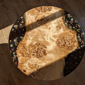 Blommigt svart soffbord i harts: Runt bord i epoxiträ med naturliga kanter bild 4