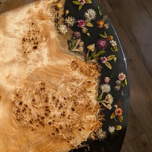 Blommigt svart soffbord i harts: Runt bord i epoxiträ med naturliga kanter bild 5
