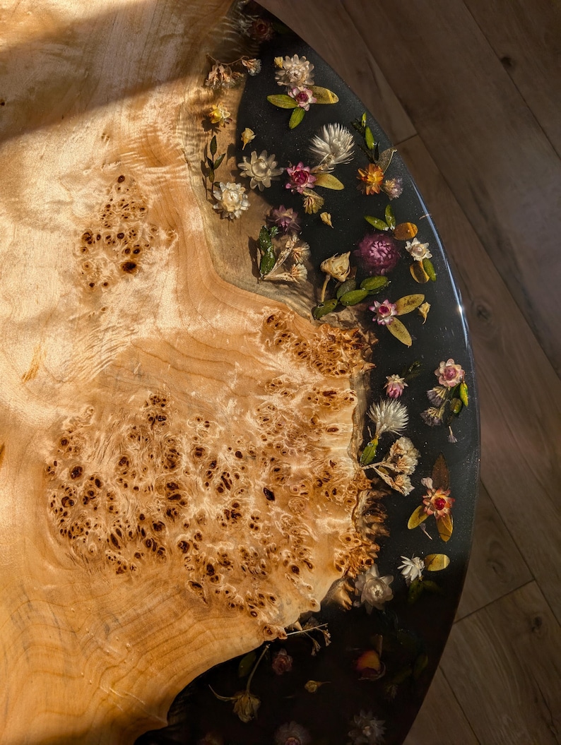 Blommigt svart soffbord i harts: Runt bord i epoxiträ med naturliga kanter bild 5