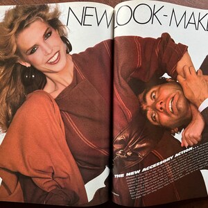 Puede incluir: Una doble p&aacute;gina de revista con una mujer que lleva un su&eacute;ter a rayas marr&oacute;n y naranja y un hombre que lleva un su&eacute;ter a rayas marr&oacute;n y naranja. El texto "NEW LOOK-MAKERS" est&aacute; impreso en negro sobre fondo blanco. El texto "THE NEW ACCESSORY ACTION..." est&aacute; impreso en negro sobre fondo blanco.