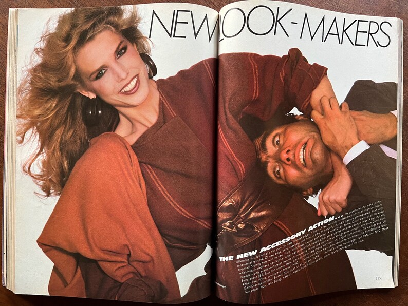 Puede incluir: Una doble p&aacute;gina de revista con una mujer que lleva un su&eacute;ter a rayas marr&oacute;n y naranja y un hombre que lleva un su&eacute;ter a rayas marr&oacute;n y naranja. El texto "NEW LOOK-MAKERS" est&aacute; impreso en negro sobre fondo blanco. El texto "THE NEW ACCESSORY ACTION..." est&aacute; impreso en negro sobre fondo blanco.