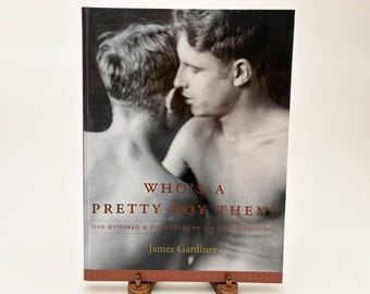 ¿Quién es entonces un chico guapo?: Ciento cincuenta años de vida gay en imágenes / James Gardiner / 1996 Primera edición (Reino Unido) Tapa dura