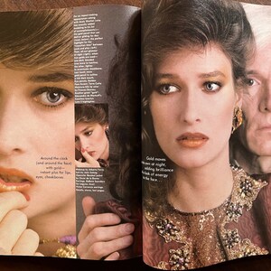 Puede incluir: Primer plano de la cara de una mujer con maquillaje dorado. Sus labios est&aacute;n ligeramente entreabiertos y sus ojos miran directamente a la c&aacute;mara. El texto "Around the clock (and around the face) with gold - instant plus for lips, eyes, cheekbones" es visible en la imagen.