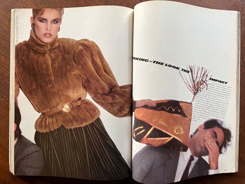 Puede incluir: Una mujer lleva una chaqueta de piel marr&oacute;n con un cintur&oacute;n de hebilla dorada y una falda plisada verde. El texto "Striking - The Look, The Impact" es visible en el fondo.