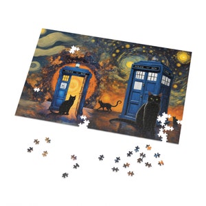 Puede incluir: Un rompecabezas que representa un cielo estrellado nocturno con dos cajas azules de policía y gatos negros. El rompecabezas está parcialmente ensamblado con algunas piezas faltantes.