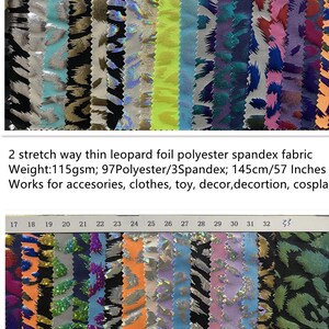 Könnte beinhalten: Eine Auswahl an Stoffmustern mit Leopardenmuster in verschiedenen Farben, darunter Schwarz, Silber und Türkis. Der Stoff ist 145 cm breit und eignet sich für Accessoires, Kleidung und Dekoration. Der Text auf dem Bild lautet: 2 stretch way thin leopard foil polyester spandex fabric.