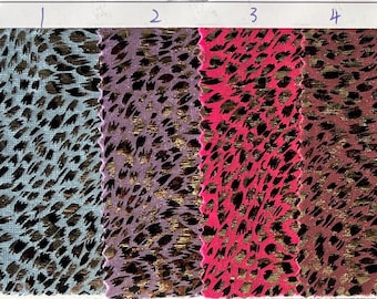 Tejido elástico brillante de poliéster y spandex con estampado de leopardo dorado en 4 direcciones. Ideal para ropa de baile, leotardos, disfraces, leggings y gimnasia. Se vende cortado a medida.