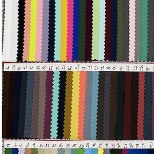 Può includere: Scheda campione di tessuto che mostra 113 colori uniti. Il testo indica che il tessuto è elasticizzato a 4 vie, 73% poliestere, 27% spandex, con un aspetto simile al cotone e una larghezza di 150 cm. Adatto per abbigliamento sportivo, palestra e leggings.