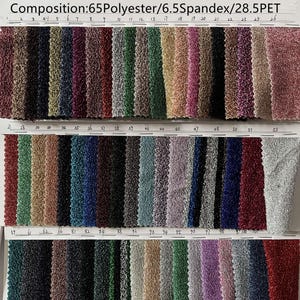 Op de afbeelding: Een kleurstaalkaart met 101 verschillende kleuren van glanzend Lurex-stof. De stof wordt beschreven als 4-weg stretch, superzacht en handgebreid. De stofsamenstelling is 65% polyester, 6,5% elastaan en 28,5% PET. Het gewicht van de stof is 170 GSM.