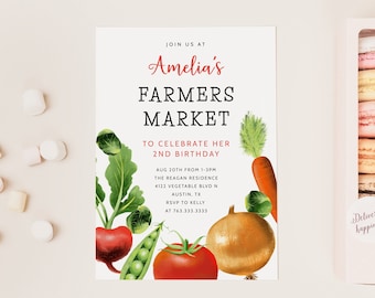 Pode incluir: Um convite para o Farmers Market da Amelia, celebrando seu 2º aniversário, com ilustrações de vegetais. Uma caixa de macarons coloridos e marshmallows também são visíveis.
