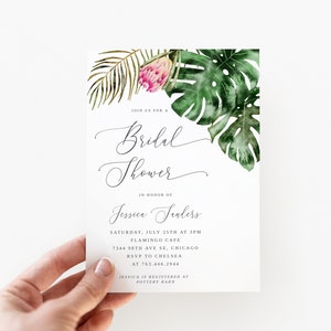 Puede incluir: Una invitaci&oacute;n a una despedida de soltera con tem&aacute;tica tropical con una ilustraci&oacute;n de acuarela de flores rosas y hojas verdes. La invitaci&oacute;n dice "Join us for a Bridal Shower in honor of Jessica Sanders" e incluye la fecha, la hora, el lugar, la informaci&oacute;n de RSVP y los detalles del registro.