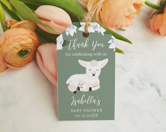 Op de afbeelding: Groen bedankkaartje met witte bloemen en een witte lam-illustratie. De tekst luidt "Bedankt voor het vieren met ons Baby Shower van Isabella 06.15.20XX".
