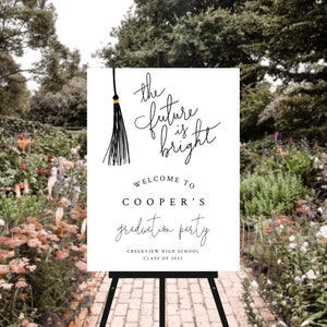 Puede incluir: Un cartel blanco para una fiesta de graduaci&oacute;n con texto negro que dice "El futuro es brillante" con una ilustraci&oacute;n de borla negra. El cartel tambi&eacute;n dice "Bienvenido a la fiesta de graduaci&oacute;n de Cooper" y "Creekview High School Clase de 2023".