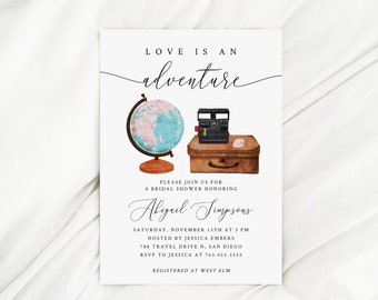 Puede incluir: Una invitación a una despedida de soltera con una ilustración de acuarela de un globo terráqueo, una cámara vintage y una maleta. El texto dice "El amor es una aventura" e incluye el nombre de la novia, Abigail Simpsons, la fecha y hora de la despedida de soltera, y la ubicación. También se incluye la información de RSVP y los detalles del registro.