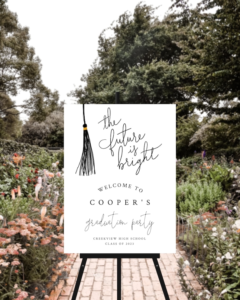Puede incluir: Un cartel blanco para una fiesta de graduaci&oacute;n con texto negro que dice "El futuro es brillante" con una ilustraci&oacute;n de borla negra. El cartel tambi&eacute;n dice "Bienvenido a la fiesta de graduaci&oacute;n de Cooper" y "Creekview High School Clase de 2023".