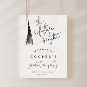 Puede incluir: Un cartel blanco con texto negro que dice "the future is bright". Un borla de graduaci&oacute;n negra con un acento dorado cuelga sobre el texto. Debajo del texto, se lee "Welcome to Cooper's graduation party" y "Creekview High School Class of 2023".