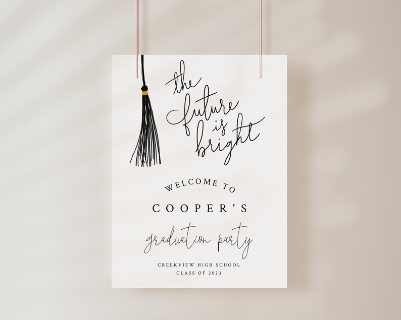 Puede incluir: Un cartel blanco con texto negro que dice "the future is bright". Un borla de graduaci&oacute;n negra con un acento dorado cuelga sobre el texto. Debajo del texto, se lee "Welcome to Cooper's graduation party" y "Creekview High School Class of 2023".
