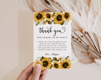 Puede incluir: Una tarjeta de agradecimiento blanca con un diseño de girasoles. La tarjeta dice "¡gracias por venir a mi fiesta!" e incluye un mensaje personal. La tarjeta está decorada con girasoles amarillos y hojas verdes.