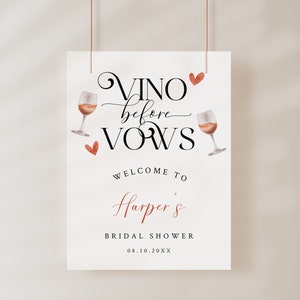 Pode incluir: Um cartaz branco com o texto "Vino before Vows" em letra cursiva preta. Duas ta&ccedil;as de vinho tinto est&atilde;o de cada lado do texto. Abaixo do texto est&aacute; escrito "Welcome to Harper's Bridal Shower 08.10.20XX".