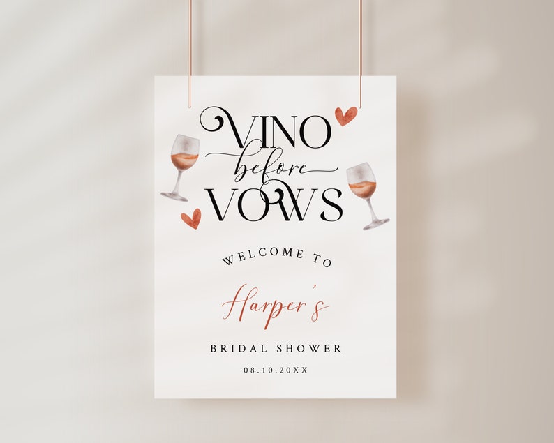 Pode incluir: Um cartaz branco com o texto "Vino before Vows" em letra cursiva preta. Duas ta&ccedil;as de vinho tinto est&atilde;o de cada lado do texto. Abaixo do texto est&aacute; escrito "Welcome to Harper's Bridal Shower 08.10.20XX".