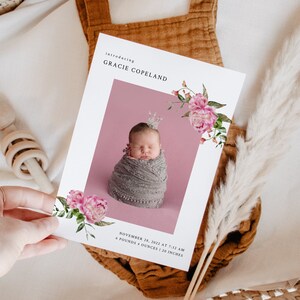 Blumen Geburtsankündigungskarte | Neues Baby Ankündigung | Neugeborenen Foto Karte | rosa Blume | Vertikales Foto | Bearbeitbare Vorlage