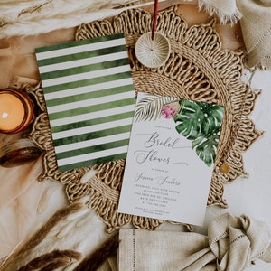 Puede incluir: Una tarjeta a rayas verdes y blancas con una invitaci&oacute;n de despedida de soltera con dise&ntilde;o floral tropical. La invitaci&oacute;n dice "Join us for a Bridal Shower in honor of Jessica Sanders" con la fecha, la hora, la ubicaci&oacute;n y la informaci&oacute;n de RSVP.
