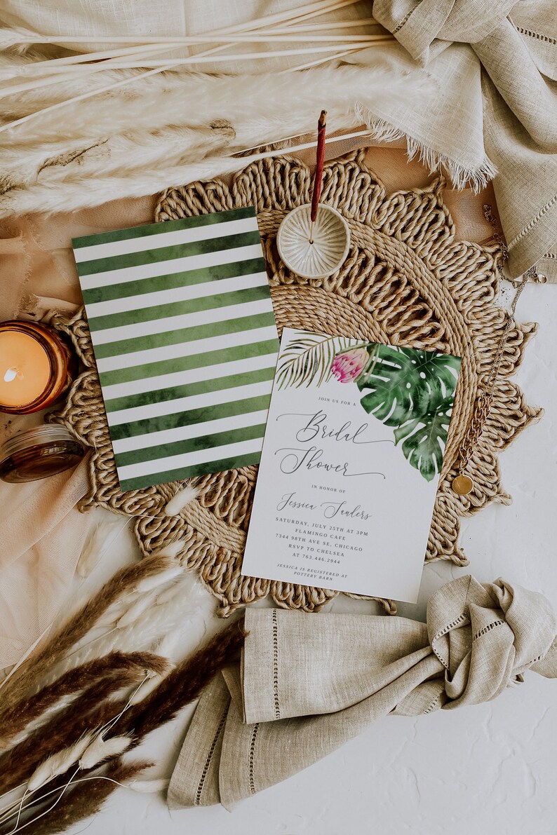 Puede incluir: Una tarjeta a rayas verdes y blancas con una invitaci&oacute;n de despedida de soltera con dise&ntilde;o floral tropical. La invitaci&oacute;n dice "Join us for a Bridal Shower in honor of Jessica Sanders" con la fecha, la hora, la ubicaci&oacute;n y la informaci&oacute;n de RSVP.
