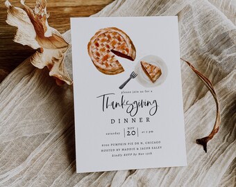 Könnte beinhalten: Eine Einladung zu einem Thanksgiving-Dinner mit einer Aquarell-Illustration einer Kürbis-Torte. Die Einladung ist für ein Abendessen am Samstag, den 20. November um 15:00 Uhr. Die Veranstaltung wird von Maddie und Jacob Ealey im 8700 Pumpkin Pie Dr N, Chicago ausgerichtet. Bitte bis zum 15. November Bescheid geben.