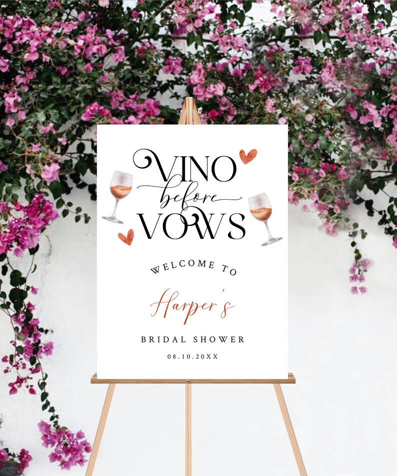 Pode incluir: Uma placa branca com o texto "Vino before Vows" em caligrafia preta. A placa tamb&eacute;m inclui duas ta&ccedil;as de vinho com vinho tinto e cora&ccedil;&otilde;es. O texto "Welcome to Harper's Bridal Shower 08.10.20XX" tamb&eacute;m est&aacute; na placa.