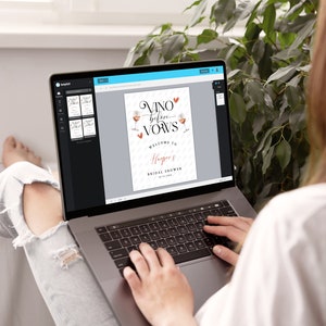 Pode incluir: Um ecr&atilde; de computador port&aacute;til que mostra um modelo de design digital para um sinal de despedida de solteira. O sinal apresenta uma ilustra&ccedil;&atilde;o de aquarela de copos de vinho e o texto "Vino before Vows" com um cora&ccedil;&atilde;o rosa. O texto "Welcome to Harper's Bridal Shower" tamb&eacute;m est&aacute; inclu&iacute;do no sinal.
