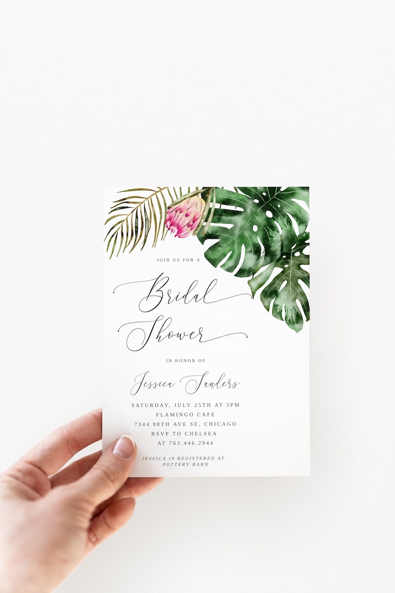 Puede incluir: Una invitaci&oacute;n a una despedida de soltera con tem&aacute;tica tropical con una ilustraci&oacute;n de acuarela de flores rosas y hojas verdes. La invitaci&oacute;n dice "Join us for a Bridal Shower in honor of Jessica Sanders" e incluye la fecha, la hora, el lugar, la informaci&oacute;n de RSVP y los detalles del registro.