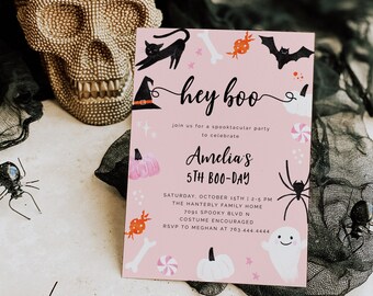 Puede incluir: Una invitación de fiesta de Halloween rosa con un gato negro, un sombrero de bruja, murciélagos, caramelos y un fantasma. El texto dice "hey boo" y "Amelia's 5th Boo-Day". La invitación incluye la fecha, la hora, la ubicación y la información de RSVP.