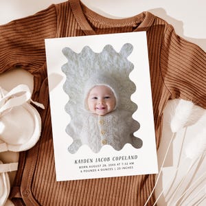 Tarjeta de anuncio de nacimiento con marco ondulado y ondulado / Anuncio de nuevo bebé / Foto vertical para recién nacido / Plantilla editable / Descarga instantánea