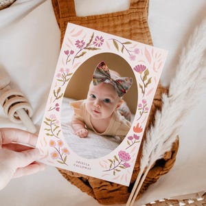 Floral rosa Geburtsanzeige Vorlage - Bearbeitbare Baby Girl Fotokarte mit Name