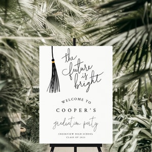 Puede incluir: Un cartel blanco de fiesta de graduaci&oacute;n con texto negro que dice "the future is bright" con una ilustraci&oacute;n negra de borla de gorro de graduaci&oacute;n. El cartel tambi&eacute;n dice "Welcome to Cooper's graduation party" y "Creekview High School Class of 2023".