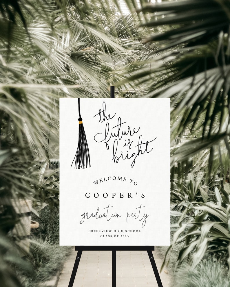 Puede incluir: Un cartel blanco de fiesta de graduaci&oacute;n con texto negro que dice "the future is bright" con una ilustraci&oacute;n negra de borla de gorro de graduaci&oacute;n. El cartel tambi&eacute;n dice "Welcome to Cooper's graduation party" y "Creekview High School Class of 2023".