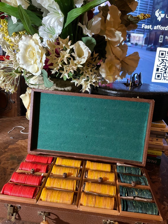 Vintage 400 1-3/8” Bakelite/Catalin Art Deco Poker Chips In Original Lowe Storage Suitcase 1930s