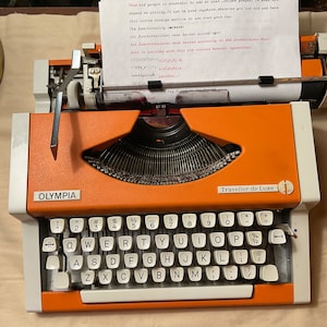 Vintage Olympia Traveller de LUXE Italic/Cursive Font Typewriter-Manual Mid Century