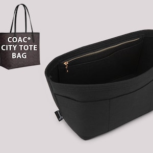 Op de afbeelding: Zwarte tote bag organizer met meerdere vakken en een vak met ritssluiting. De organizer is ontworpen om in een grotere tote bag te passen. De afbeelding toont ook een bruine tote bag met de tekst "COAC* CITY TOTE BAG".