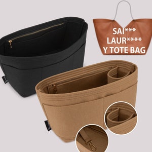 Puede incluir: Dos organizadores de bolso de fieltro, uno negro y otro marrón, con múltiples bolsillos y un compartimento con cremallera. El texto "SAI*** LAUR*** Y TOTE BAG" es visible en un bolso de mano de cuero marrón en el fondo.