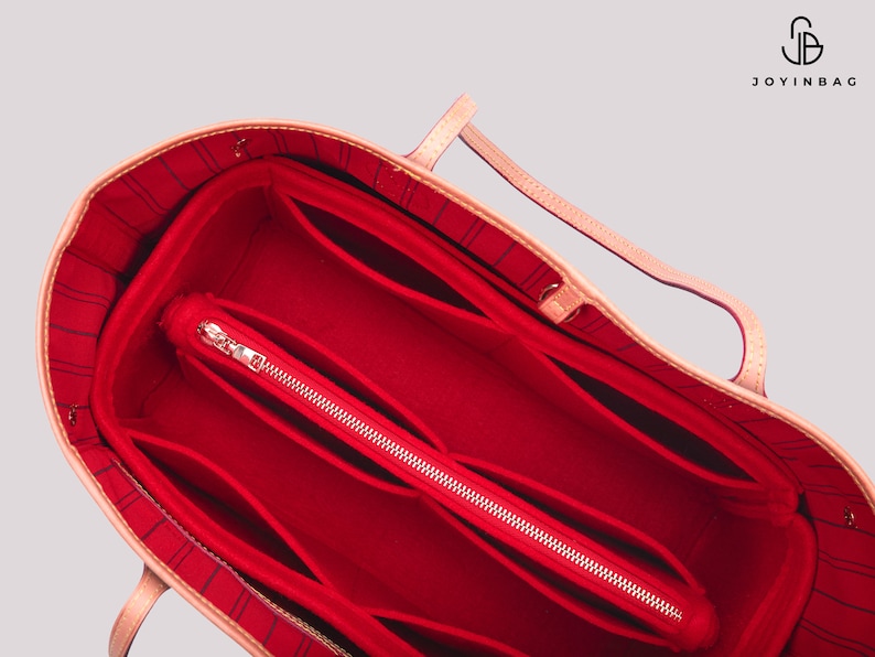 Pu&ograve; includere: Organizzatore per borsa in feltro rosso con pi&ugrave; scomparti e una tasca con cerniera. L'organizzatore &egrave; progettato per adattarsi all'interno di una borsa tote pi&ugrave; grande.