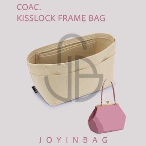 Op de afbeelding: Een beige vilten handtas-organizer met meerdere binnenzakken en een vak met ritssluiting, ontworpen voor een COAC. KISSLOCK FRAME BAG. De afbeelding bevat een kleine roze handtas met knipsluiting en de tekst JOYINBAG.